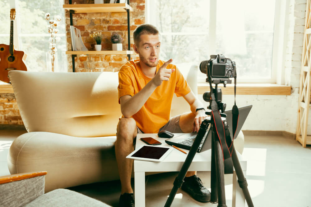 Empresário gravando vídeo com câmera, representando estratégia de vídeo marketing