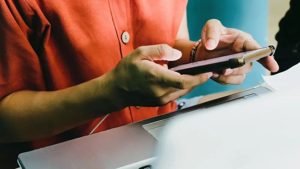 Cliente preenchendo briefing para criação de site